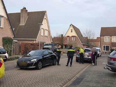 Jong kind steekt weg over in Sprang-Capelle en loopt tegen rijdende auto aan, raakt lichtgewond