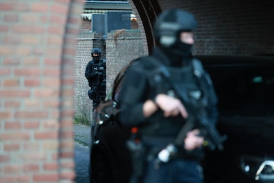 De taart stond al op tafel, dan wordt jarige man (70) plots meegenomen door zwaarbewapende agenten
