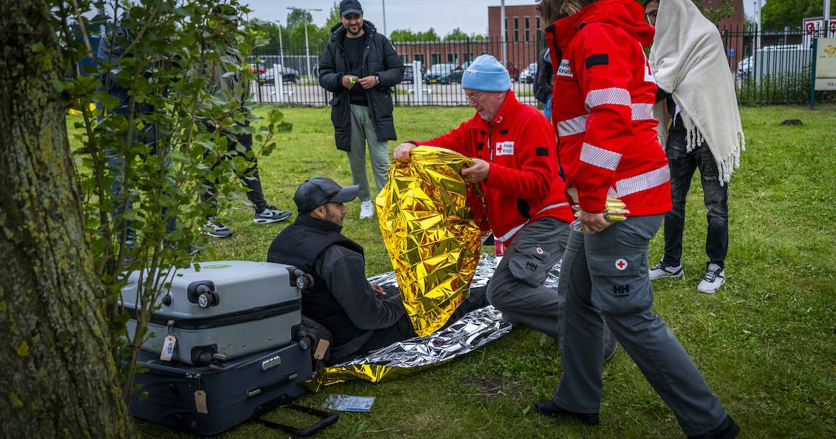 Twintig asielzoekers sliepen vannacht in Ter Apel buiten in de regen ...