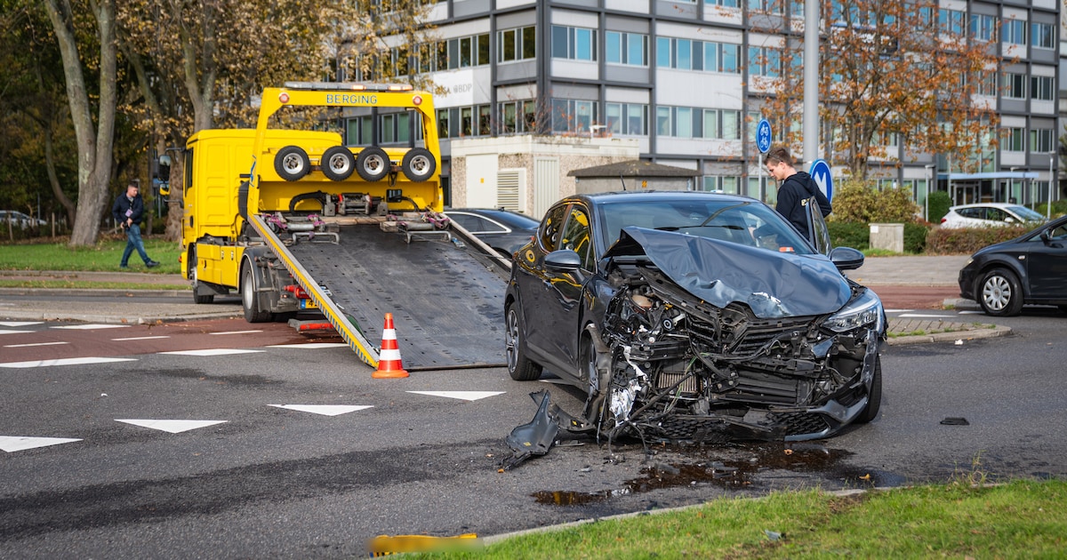 Gewonden bij botsing tussen twee auto's op de Nieuwe Langeweg in Hoogvliet