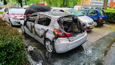 Auto brandt volledig uit op parkeerplaats bij flat in Arnhem