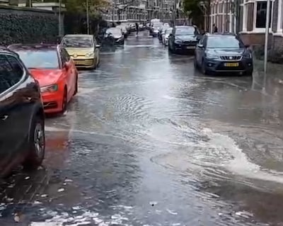 Wateroverlast door leidingbreuk op Karel Doormanlaan Utrecht