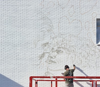 Er komt een metershoge muurschildering in Geldrop, kunstenaars hard aan het werk