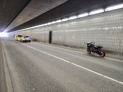 Tunnel in Nijmegen tijdelijk dicht na ongeluk tussen auto en motor
