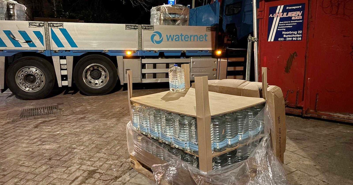 Geen water rondom Vondelkerk door lek in leiding, Waternet deelt flessen water uit