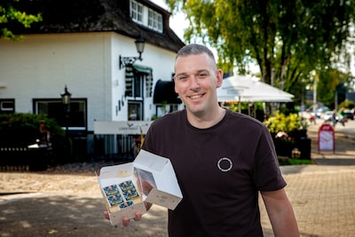Terwijl feestzanger Rick Kreté tompoezen met zijn gezicht erop verkoopt, droomt hij van de doorbraak