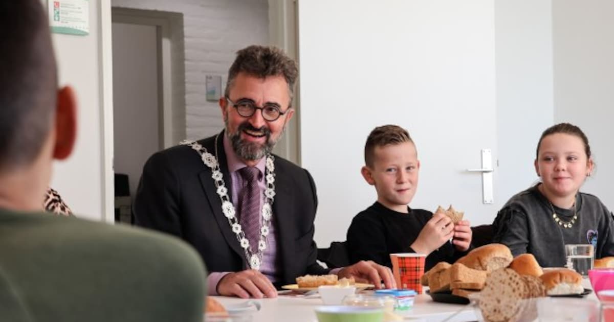 Burgemeestersontbijt in Bergen brengt kinderen en bestuur samen