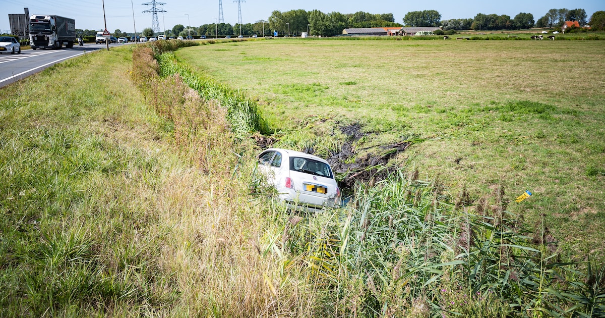 Auto te water in Heenvliet