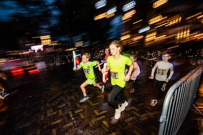 Alle plekken bezet op ‘funrun’ door donker Veenendaal met sfeerlicht