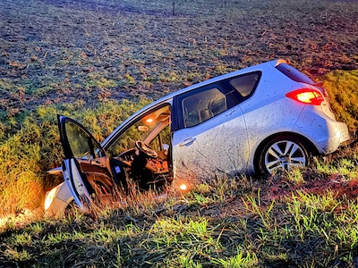 Auto in de sloot naast N320 bij Ingen