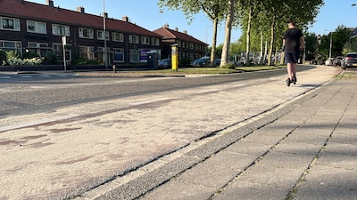 Zand en kalk op de Enschedese wegen, slipgevaar door smeltend asfalt