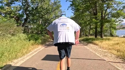 Man rent marathon met 125 T-shirts aan: ‘Voelde me een levende burrito’