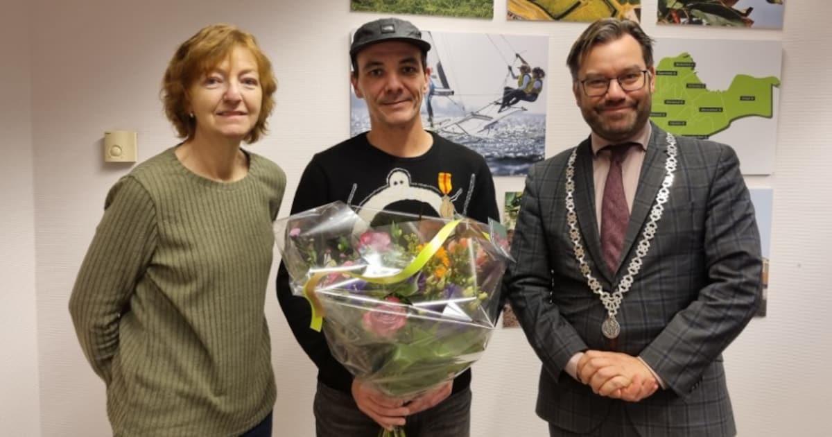 Patrick Ettajrini ontvangt erepenning voor redden van vrouw