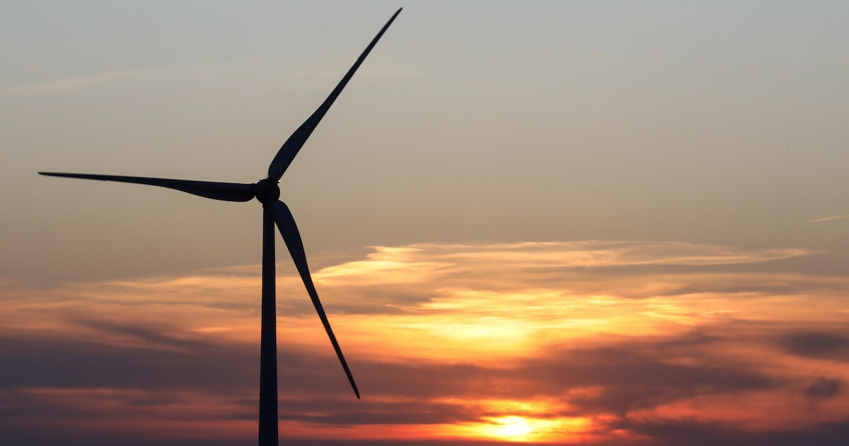 Schip botst tegen windmolen op Noordzee, twee van acht opvarenden gewond
