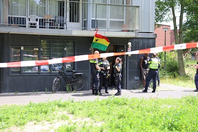 Twee mannen gewond na schietpartij in kapperszaak in Amsterdam, politie zoekt verdachte