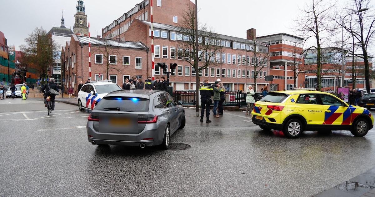 Fietser gewond na aanrijding met auto op Sint Jansbrug in Groningen