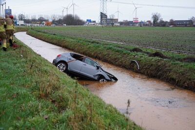 Man (46) uit Raamsdonksveer overleden nadat hij met auto in het water belandt in Den Hout