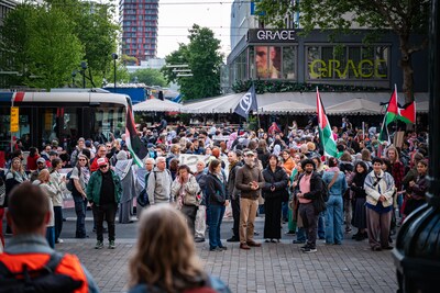 Ruim honderd actievoerders blokkeren trambaan op de Coolsingel