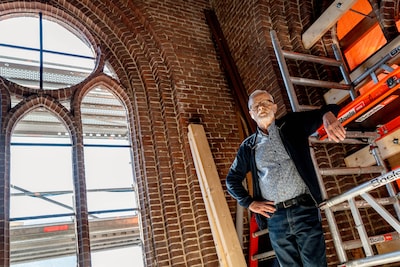 Leien dak, toren en glas-in-lood: authentieke Eindhovense kerk krijgt groot onderhoud
