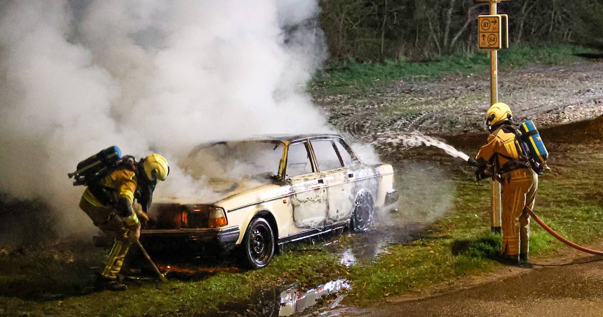 Auto volledig uitgebrand in Rolde, oorzaak nog onbekend