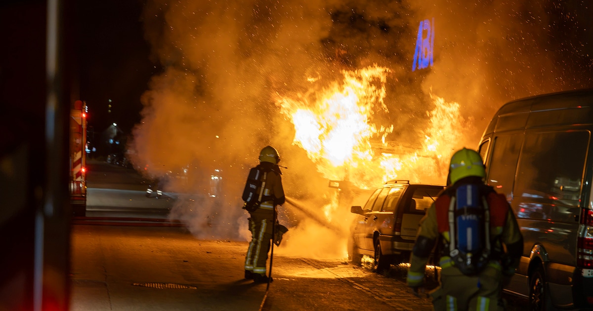 Twee voertuigen in brand op bedrijventerrein in Haarlem