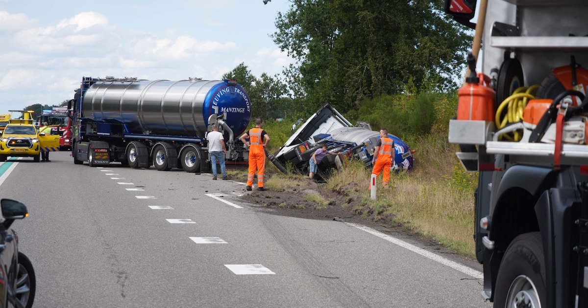 Vrachtwagen kantelt en belandt in greppel op de N34 bij Odoorn