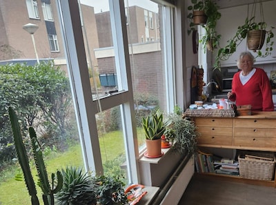 Gerrie is dol op haar kamerplanten, maar het kriebelt al om straks weer de tuin in te gaan