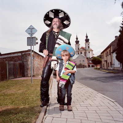 Nationale symbolen en objecten samengevoegd tot kleurrijk geheel in expo Vorm en Vaderland