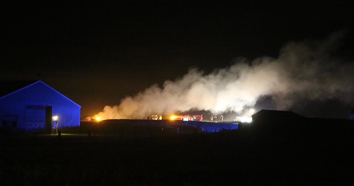 Brandweer heeft moeite met hooibrand bij agrarisch bedrijf in Oosterend