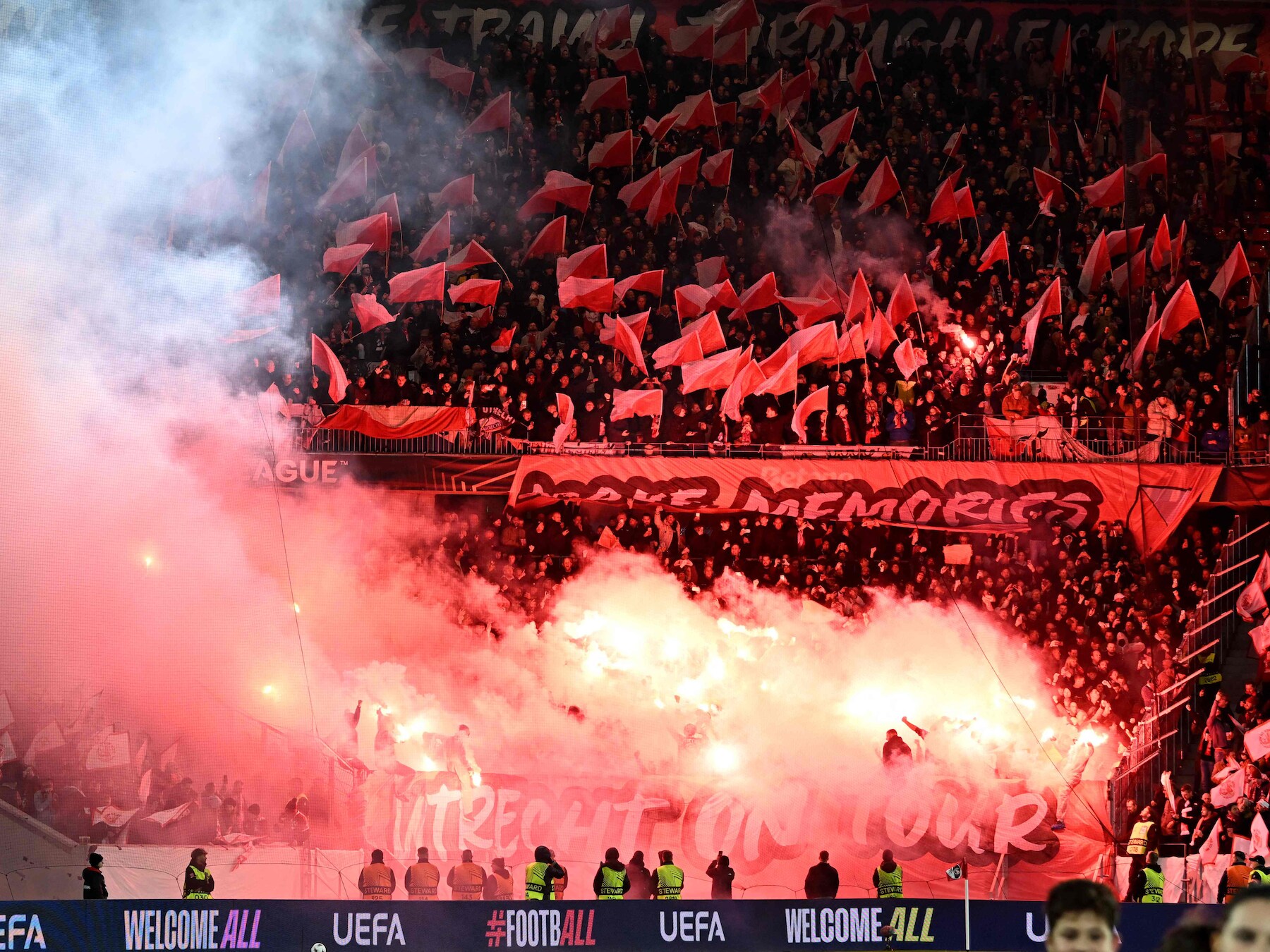 FC Utrecht krijgt boete en loopt risico op Europese wedstrijd zonder uitsupporters