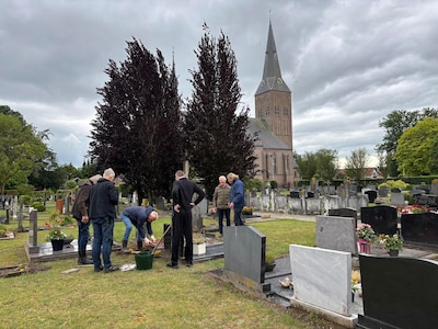 Oud omgevallen grafmonument van grootouders Dieks en Maria wordt door vrienden van Wim in ere herste