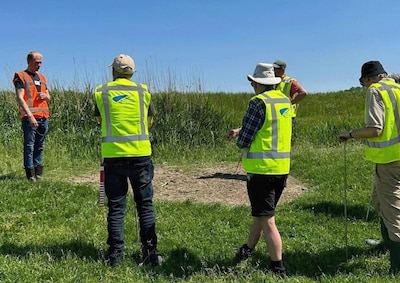 Dijkwachten inspecteren kades op droogteschades