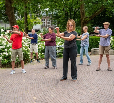 Lilian (72) blijft soepel door tai chi: ‘Het is heerlijk om met je lichaam bezig te zijn’