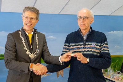 Lex van Wijngaarden ontvangt eerste Westerkwartje in Aduarderzijl