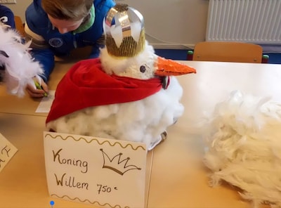 G.J. van den Brinkschool houdt traditionele Egg-drop in Wageningen