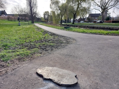 Opgepast! Hierom liggen de herdenkingsstenen in het Wilhelminapark op struikelhoogte