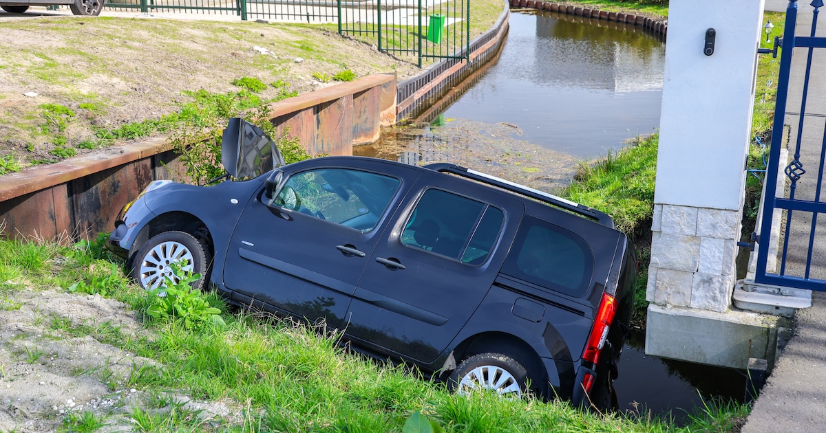 Bestuurder vergeet handrem in Waddinxveen: busje belandt in het water