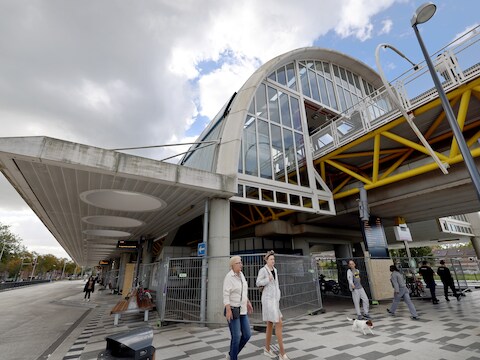 RET pakt veiligheid aan: metrostation krijgt meer verlichting, reizigers moeten zich ook ’s avonds prettig voelen