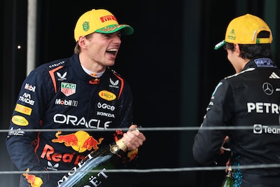 ‘Eh Max, je bent nu raceleider’: Verstappen verbluft zelfs zijn engineer na krankzinnige opmars