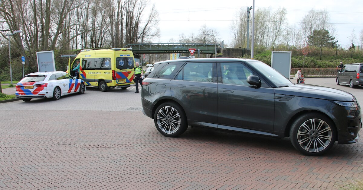 Fietser en auto botsen op de Oude Dreef in Waddinxveen