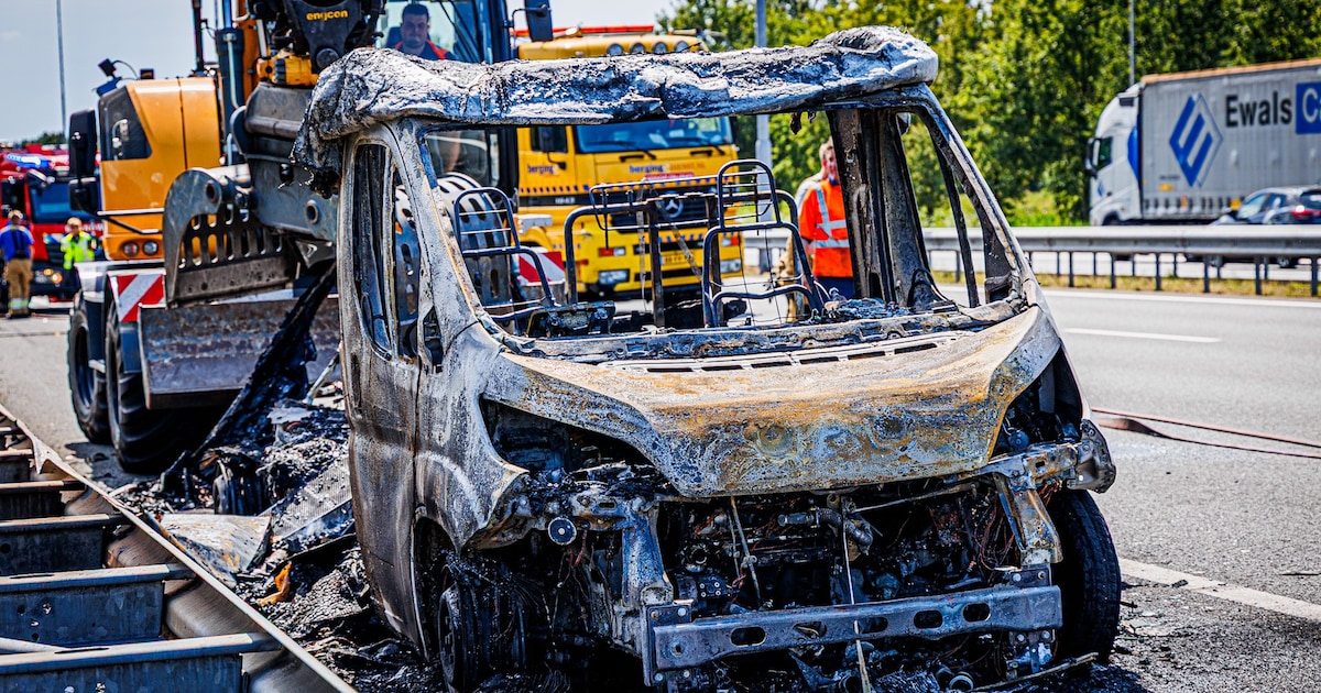 Camper uitgebrand op A2 bij Liempde, meerdere filmende automobilisten bekeurd