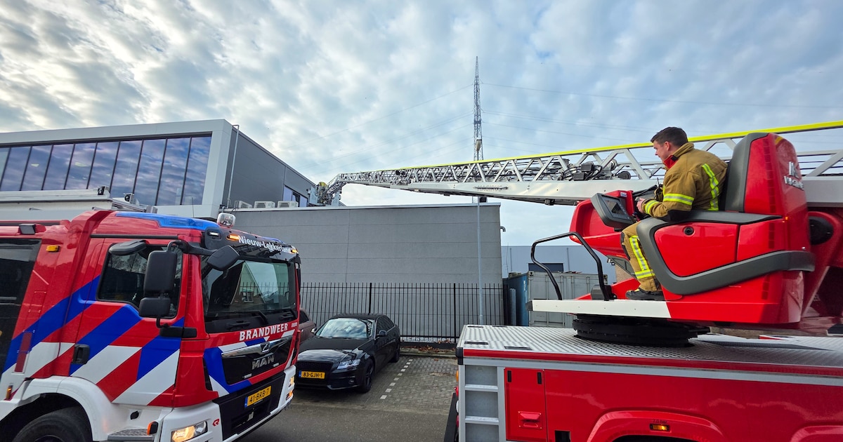 Brand in afzuiging op dak van bedrijf in de Ambachtsweg in Nieuw-Lekkerland