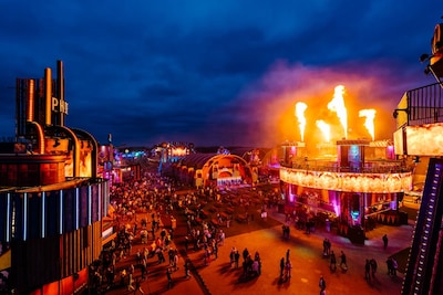 LIVE Paaspop | Effe Serieus brengt nieuwe single uit op Paaspop, publiek maakt zich klaar voor headl