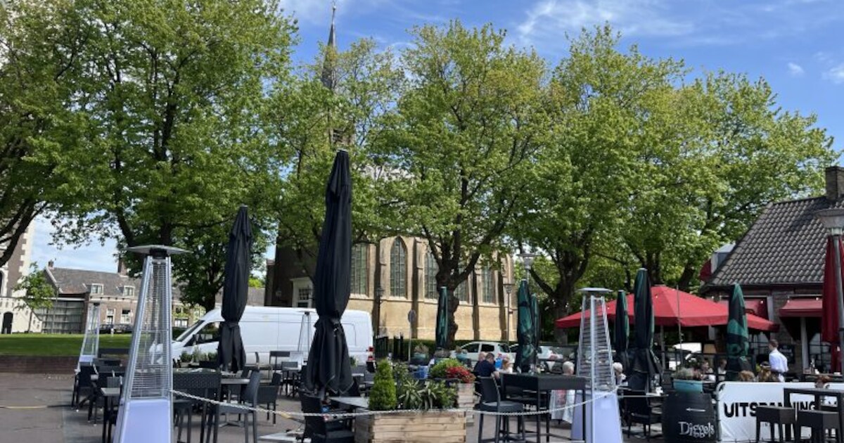 Feest op Doormanplein in Barendrecht tijdens Koningsdag uitverkocht