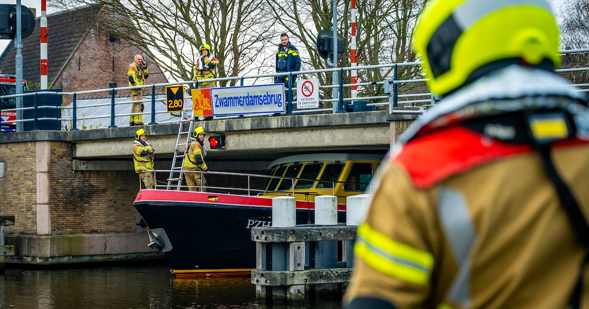 Schip van provincie Zuid-Holland vaart zich volledig vast onder brug in Zwammerdam