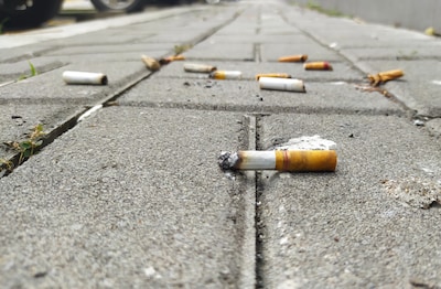 Gezien de talloze peuken tussen de klinkers kun je concluderen dat de roker een aso is