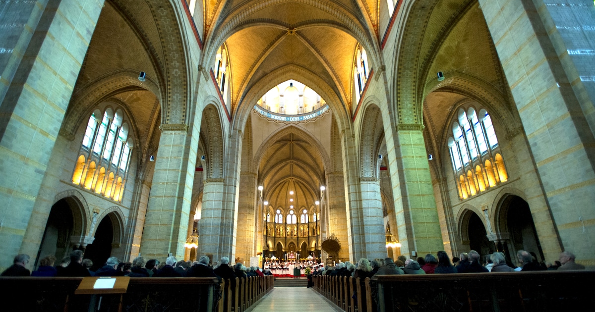 Kerstwereld opent in Kathedraal Haarlem met kerststallen en modeltrein