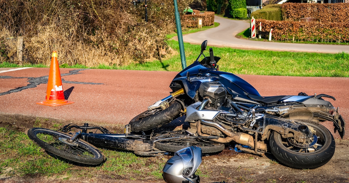 Motorrijder en fietser in botsing op de Veenkade in Wilnis