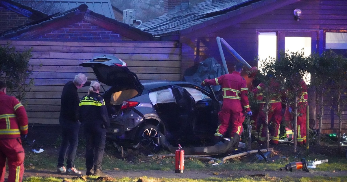 Automobilist ramt woning in Hoogezand en raakt zwaargewond