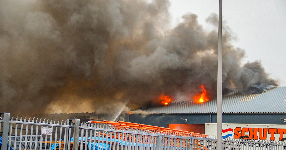Grote brand verwoest loodsen in Nieuwkoop: vuur slaat over naar derde pand, meerdere explosies